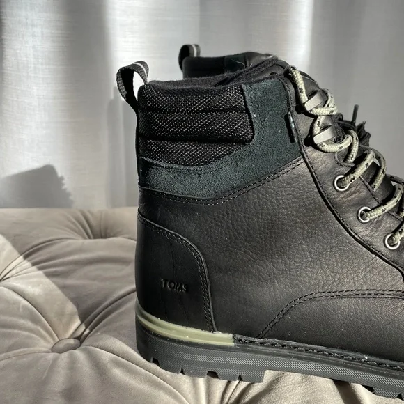 TOMS Boots - Picture 2 of 11